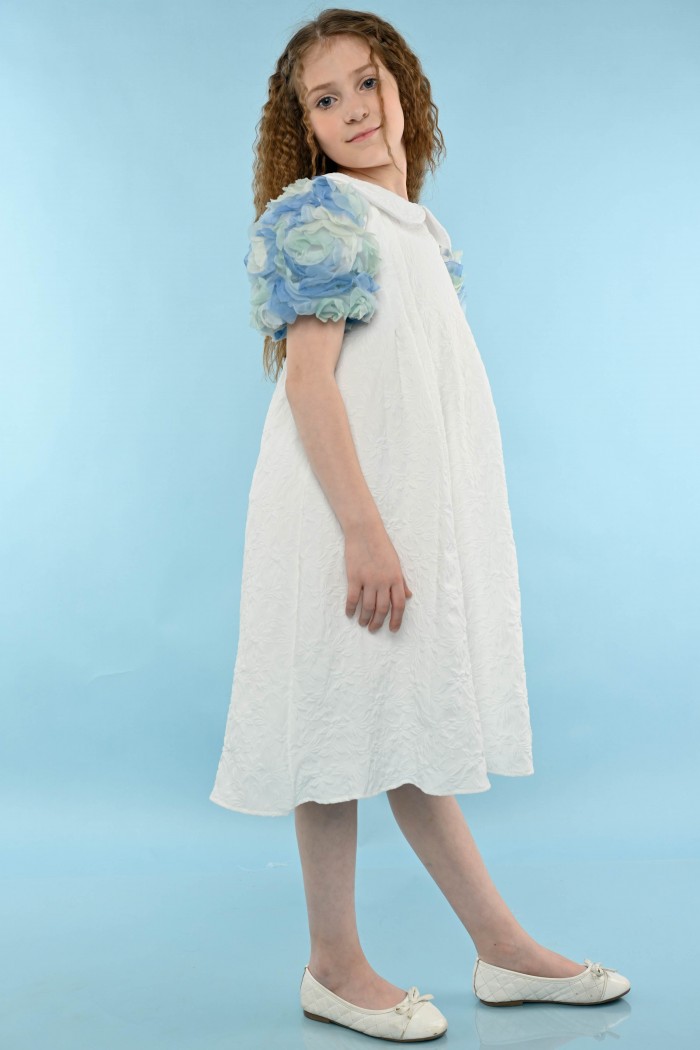 فستان بناتي أبيض جاكار بأكمام موردة سماوية – موديل AN24007 من Biscoti بسكوتي – فساتين بناتي أنيقة وفخمة