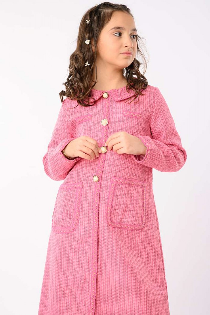 AN20893 فستان وردي انيق بتصميم تويد مع ازرار ذهبية أنيقة من Biscoti بسكوتي – فساتين بناتي أنيقة وفخمة