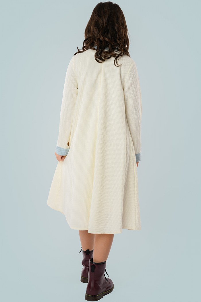 فستان شتوي راقٍ بلون كريمي مع تفاصيل جيوب مميزة AN23104 من Biscoti بسكوتي – فساتين بناتي أنيقة وفخمة