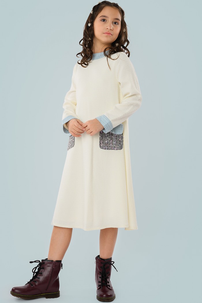 فستان شتوي راقٍ بلون كريمي مع تفاصيل جيوب مميزة AN23104 من Biscoti بسكوتي – فساتين بناتي أنيقة وفخمة