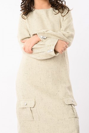 فستان بيج كلاسيكي بلمسة راقية وتفاصيل أزرار وجيوب عصرية AN23118