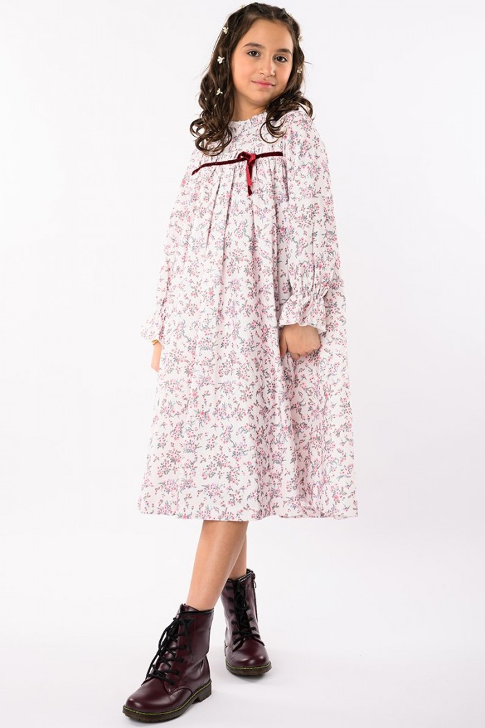 فستان بناتي مزهر بطبعات ورود رقيقة ولمسة شريط مخملي باللون الأحمر AN23102-P من Biscoti بسكوتي – فساتين بناتي أنيقة وفخمة