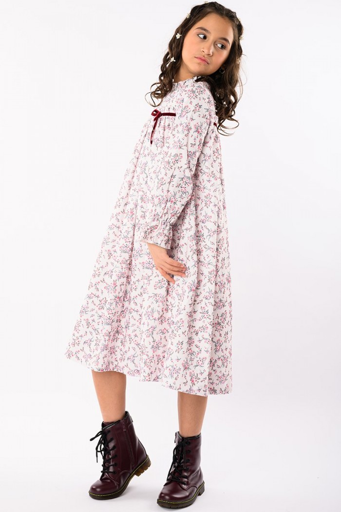 فستان بناتي مزهر بطبعات ورود رقيقة ولمسة شريط مخملي باللون الأحمر AN23102-P من Biscoti بسكوتي – فساتين بناتي أنيقة وفخمة