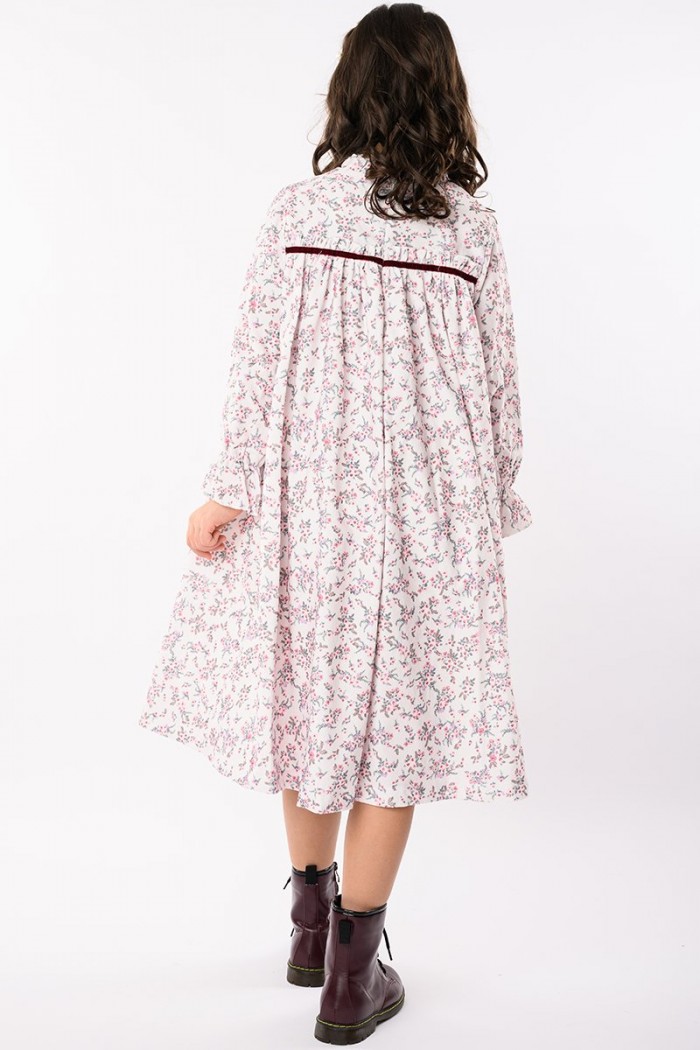 فستان بناتي مزهر بطبعات ورود رقيقة ولمسة شريط مخملي باللون الأحمر AN23102-P من Biscoti بسكوتي – فساتين بناتي أنيقة وفخمة