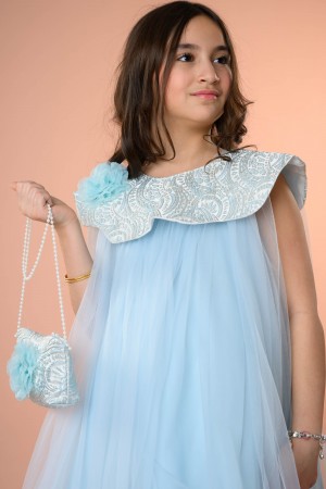 فستان تُل سماوي بتصميم ياقة جاكار مع شنطة أنيقة AN24091