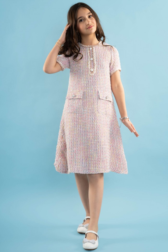 فستان تريكو لحمي مزين بأزرار أنيقة AN24131 من Biscoti بسكوتي – فساتين بناتي أنيقة وفخمة