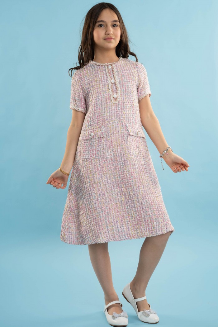 فستان تريكو لحمي مزين بأزرار أنيقة AN24131 من Biscoti بسكوتي – فساتين بناتي أنيقة وفخمة