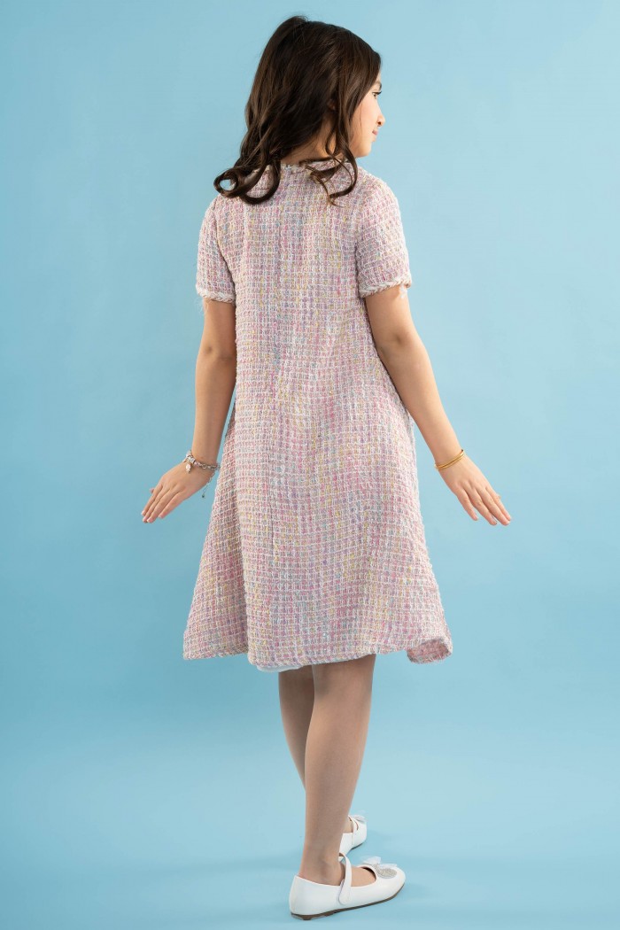 فستان تريكو لحمي مزين بأزرار أنيقة AN24131 من Biscoti بسكوتي – فساتين بناتي أنيقة وفخمة