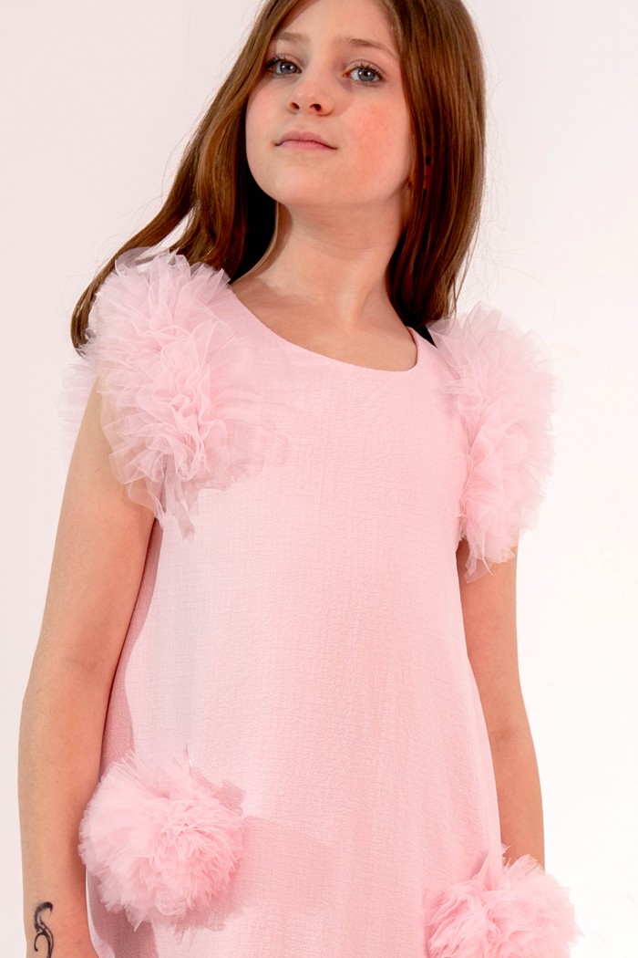 فستان وردي ناعم مع ورود منفوشة وكشكشة عند الكتف AN24165 من Biscoti بسكوتي – فساتين بناتي أنيقة وفخمة