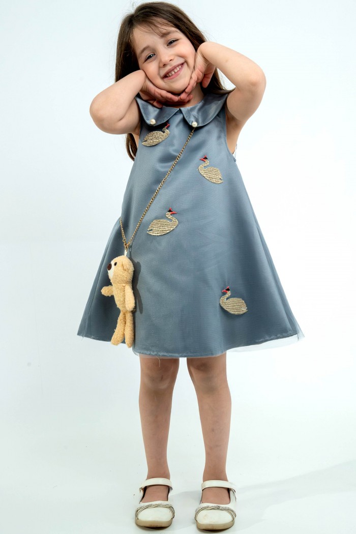 فستان رمادي مع لمسة لؤلؤ عند العنق وتطريز رائع ودبدوب هدية AN24100 من Biscoti بسكوتي – فساتين بناتي أنيقة وفخمة