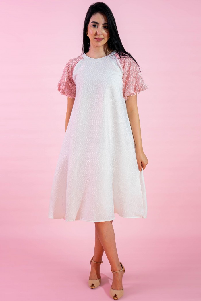 فستان ابيض ناعم مع أكمام من الريشAN24031 من Biscoti بسكوتي – فساتين بناتي أنيقة وفخمة