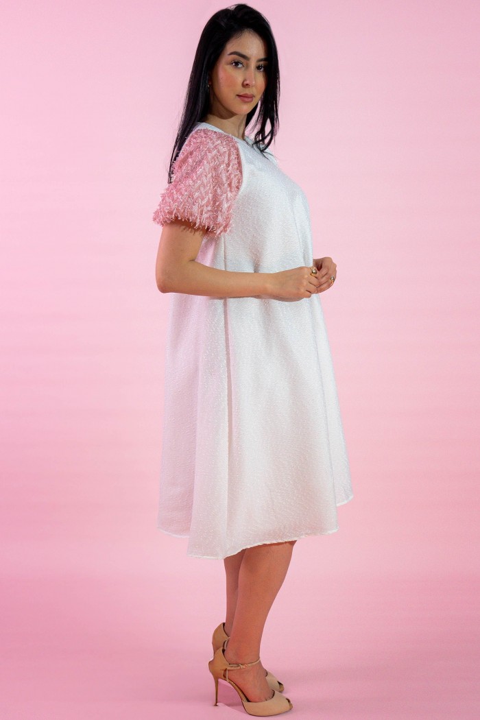 فستان ابيض ناعم مع أكمام من الريشAN24031 من Biscoti بسكوتي – فساتين بناتي أنيقة وفخمة