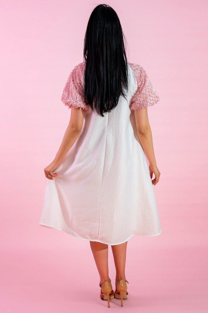 فستان ابيض ناعم مع أكمام من الريشAN24031 من Biscoti بسكوتي – فساتين بناتي أنيقة وفخمة