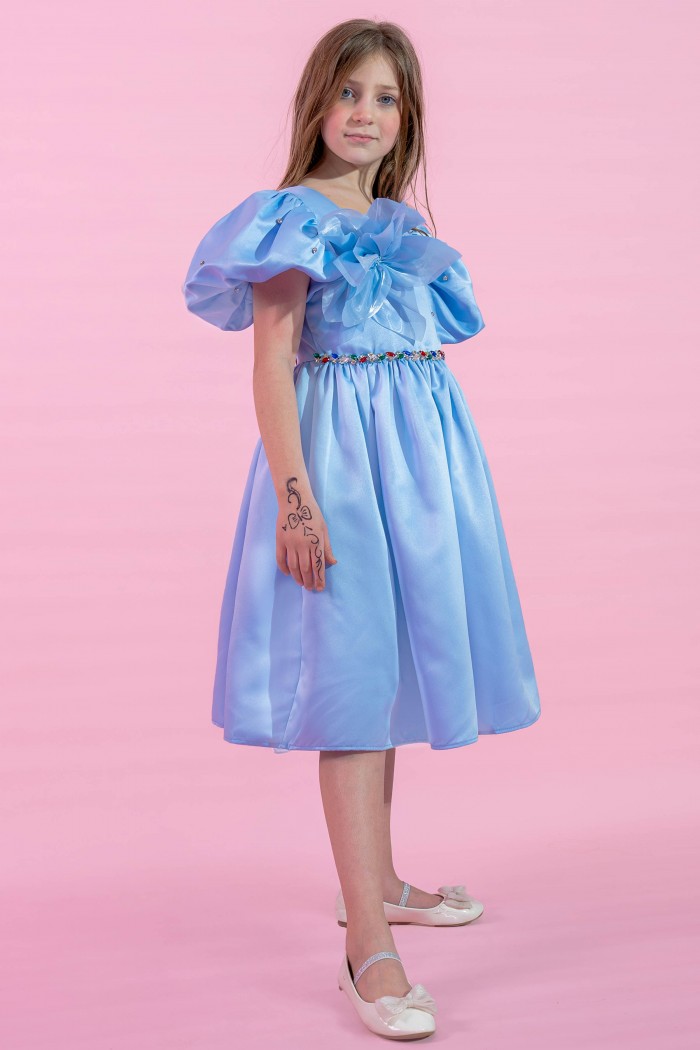 فستان سماوي ناعم مع وردة سماوية وحزام زمردي عند الخصر AN24093 من Biscoti بسكوتي – فساتين بناتي أنيقة وفخمة