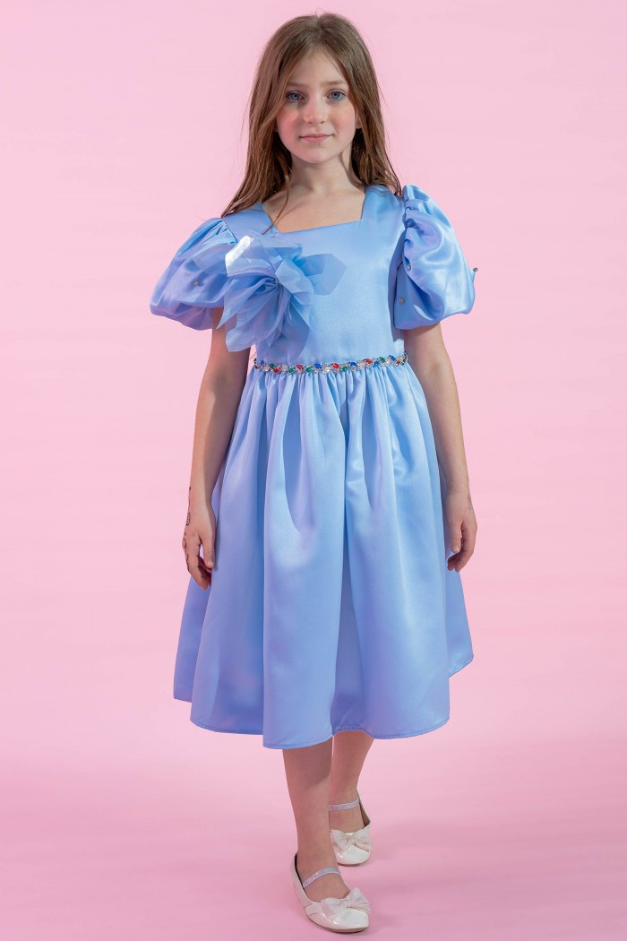 فستان سماوي ناعم مع وردة سماوية وحزام زمردي عند الخصر AN24093 من Biscoti بسكوتي – فساتين بناتي أنيقة وفخمة