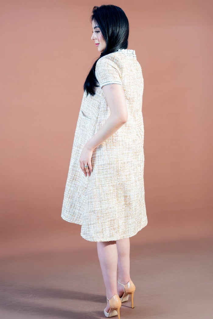 فستان تريكو ذهبي مع برش جميل وفيونكة سوداء AN24106 من Biscoti بسكوتي – فساتين بناتي أنيقة وفخمة