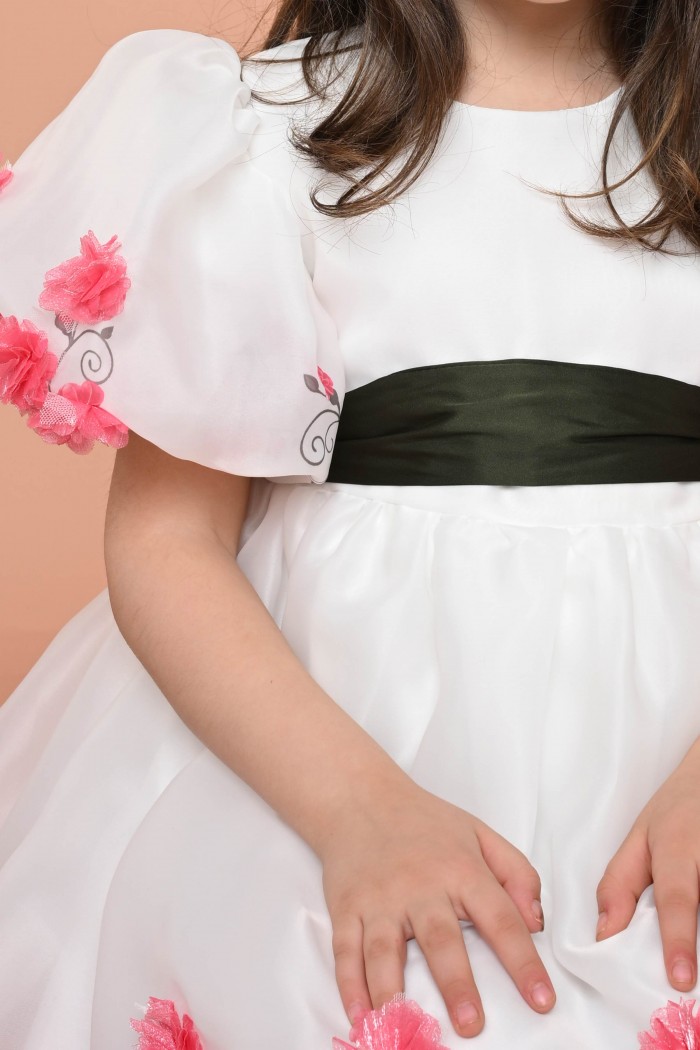 فستان أبيض ملكي مزين بورود حمراء وحزام زيتي - AN24224 من Biscoti بسكوتي – فساتين بناتي أنيقة وفخمة