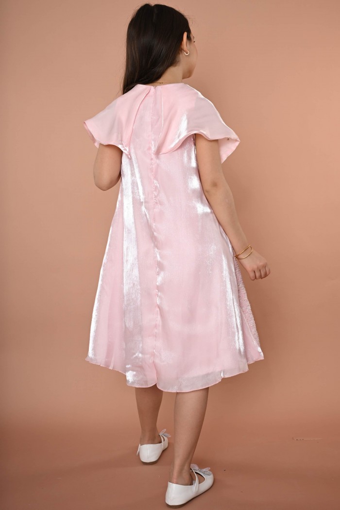 فستان بناتي وردي أنيق بتصميم راقٍ، مزين بفيونكة كبيرة وكريستالات من Biscoti بسكوتي – فساتين بناتي أنيقة وفخمة