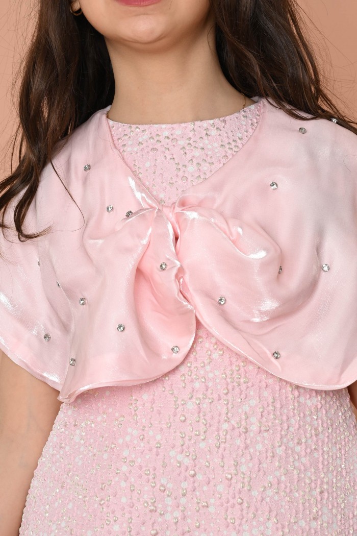 فستان بناتي وردي أنيق بتصميم راقٍ، مزين بفيونكة كبيرة وكريستالات من Biscoti بسكوتي – فساتين بناتي أنيقة وفخمة