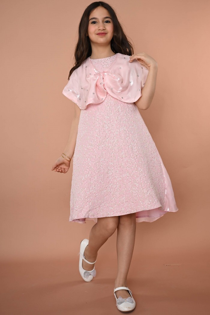 فستان بناتي وردي أنيق بتصميم راقٍ، مزين بفيونكة كبيرة وكريستالات من Biscoti بسكوتي – فساتين بناتي أنيقة وفخمة