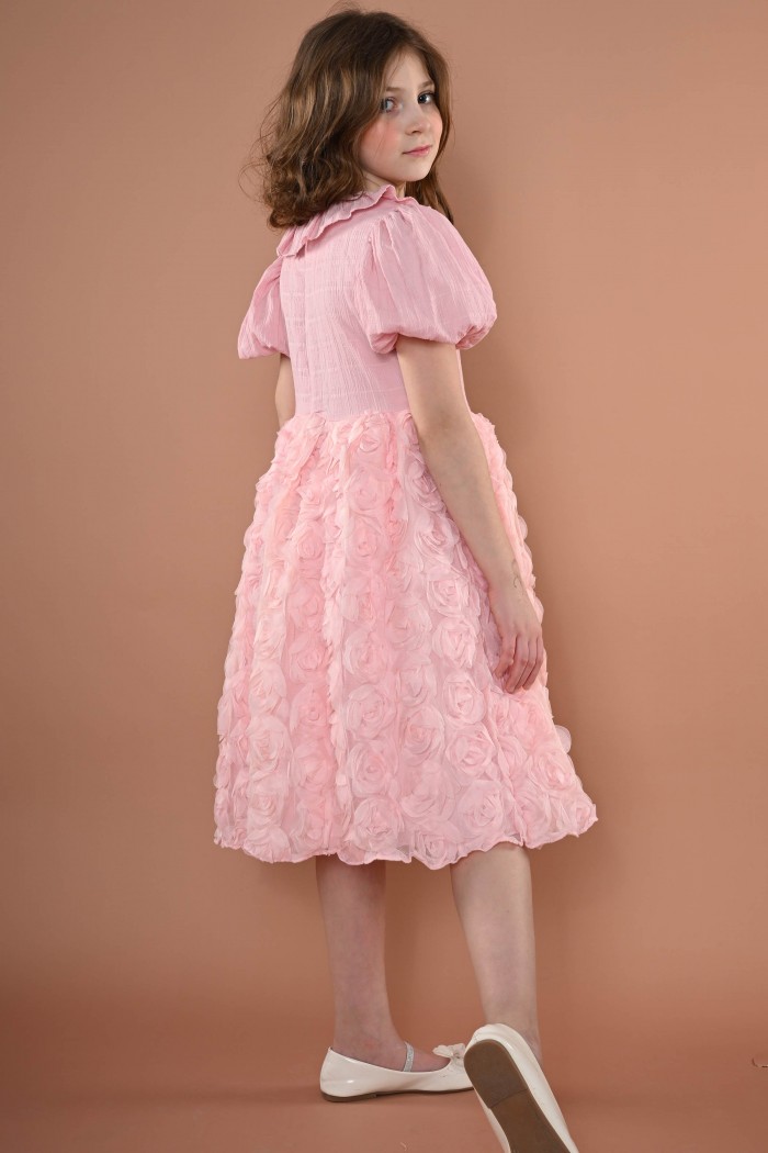 فستان ناعم وردي مع ياقه متعرجة مع ورود سفليه AN24050 من Biscoti بسكوتي – فساتين بناتي أنيقة وفخمة