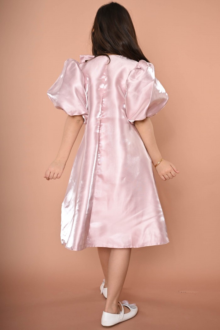 فستان لحمي أنيق مع فيونكة و لؤلؤ عند العنق AN24094 من Biscoti بسكوتي – فساتين بناتي أنيقة وفخمة