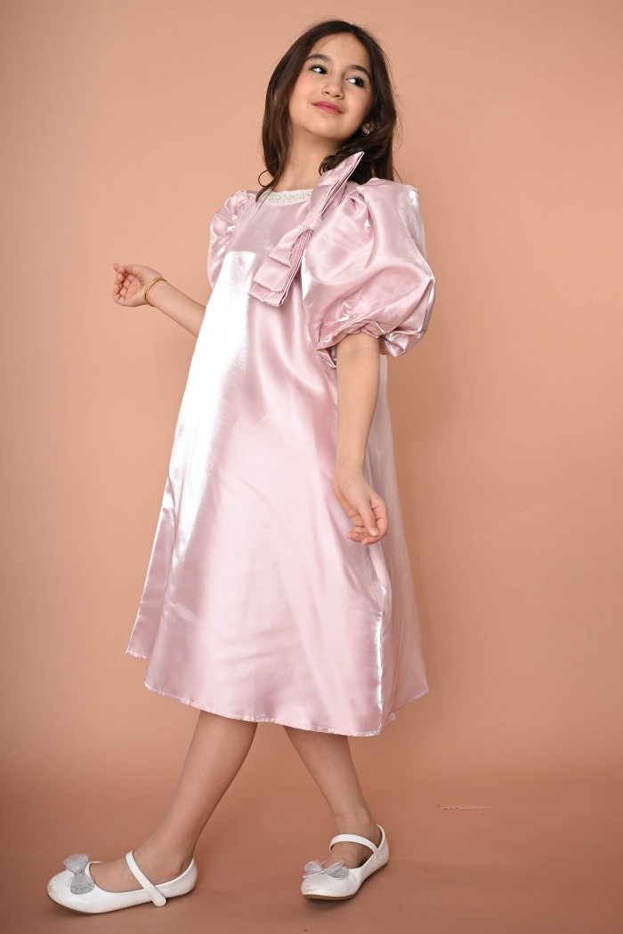 فستان لحمي أنيق مع فيونكة و لؤلؤ عند العنق AN24094 من Biscoti بسكوتي – فساتين بناتي أنيقة وفخمة