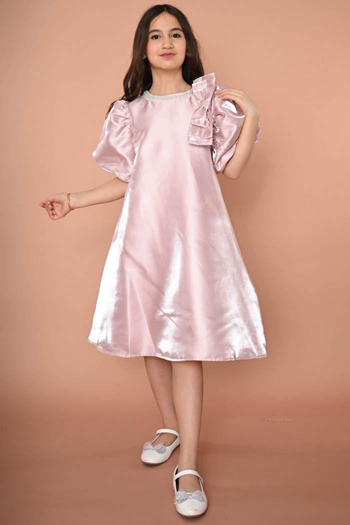 فستان لحمي أنيق مع فيونكة و لؤلؤ عند العنق AN24094 من Biscoti بسكوتي – فساتين بناتي أنيقة وفخمة