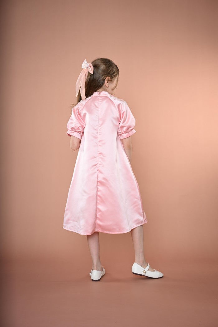 فستان بناتي لحمي انيق مع ورود جميلة و لولو في الصدر AN24357 من Biscoti بسكوتي – فساتين بناتي أنيقة وفخمة