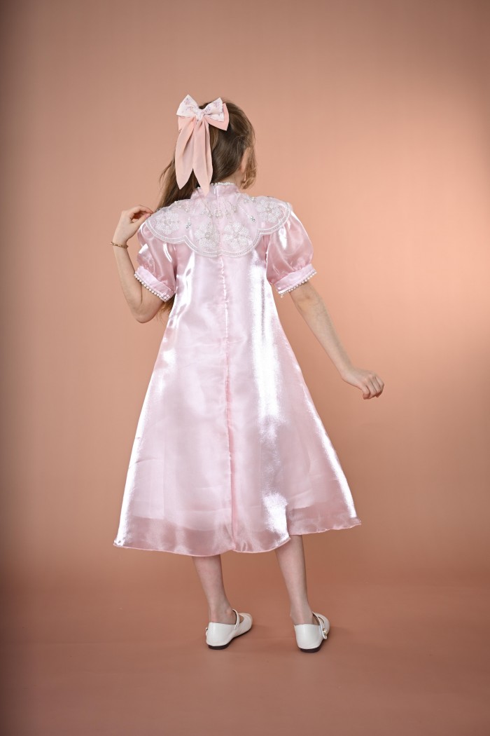 فستان بناتي وردي لامع مع ياقة مطرزه بالورود AN24312 من Biscoti بسكوتي – فساتين بناتي أنيقة وفخمة