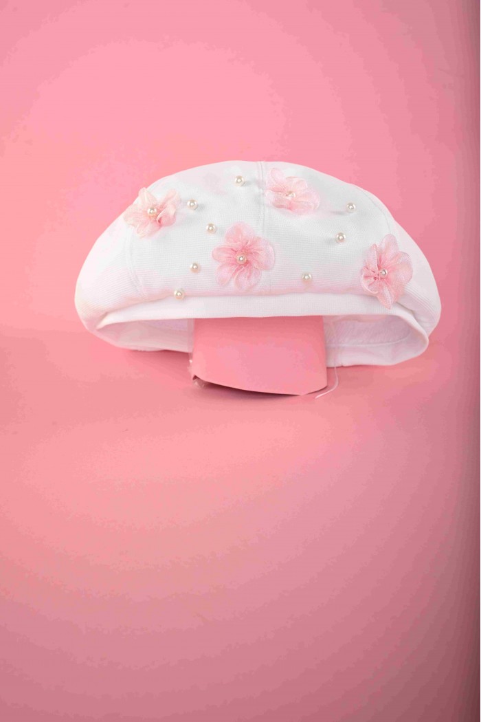 قبعة  بسكوتي بيضاء مزينة   بورود بتفاصيل لؤلؤية H3-W من Biscoti بسكوتي – فساتين بناتي أنيقة وفخمة