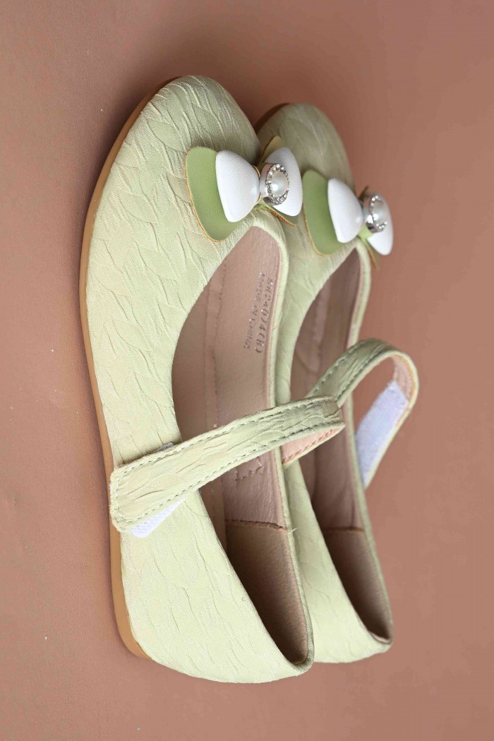 حذاء أحضر  أنيق مع  فيونكة و فص لامع  Sh24074-G من Biscoti بسكوتي – بناتي أنيقة وفخمة