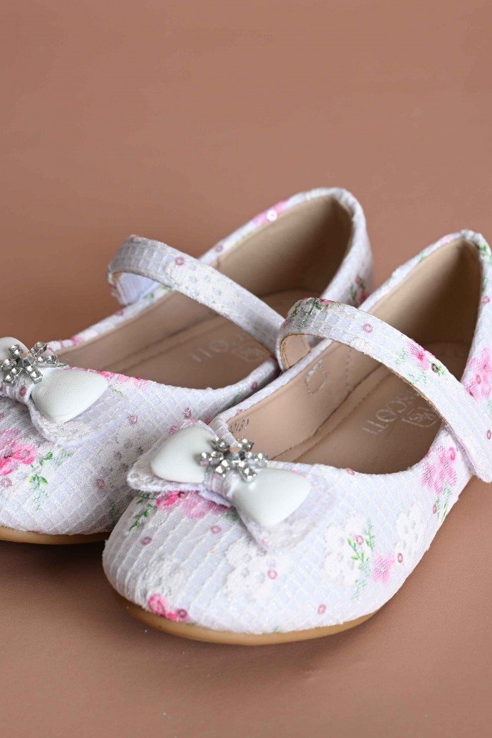 حذاء  أبيض  انيق  مزين بزهور وردية ناعمة  Sh24202-W من Biscoti بسكوتي – فساتين بناتي أنيقة وفخمة