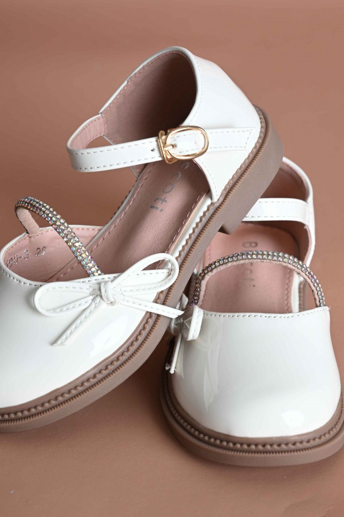 حذاء  انيق  ابيض  مزين فيونكة  وشريط لامع  Sh190-3-W من Biscoti بسكوتي – فساتين بناتي أنيقة وفخمة