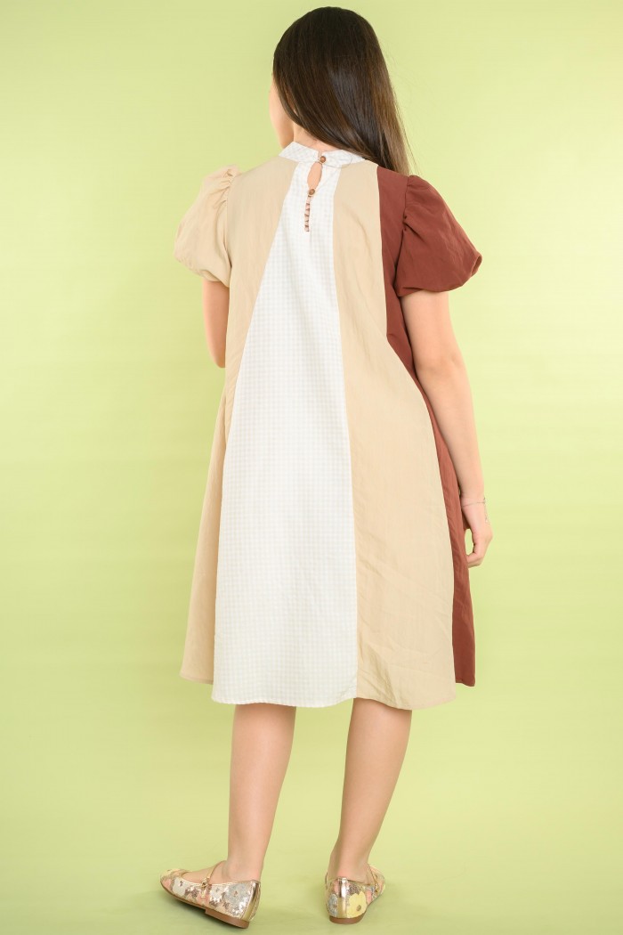 فستان عصري بدرجات البيج والبني مع أزرار جانبية – AN25023 من Biscoti بسكوتي – فساتين بناتي أنيقة وفخمة