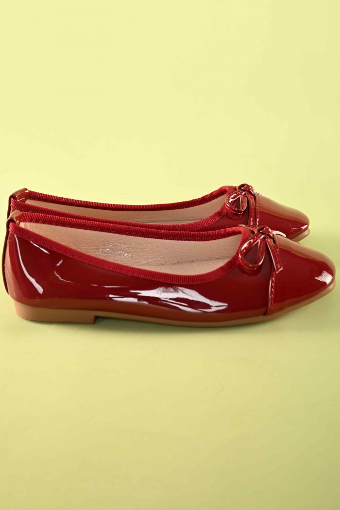 حذاء بناتي أحمر أنيق مزين بفيونكة – الموديل SH25105-R من Biscoti بسكوتي – فساتين بناتي أنيقة وفخمة