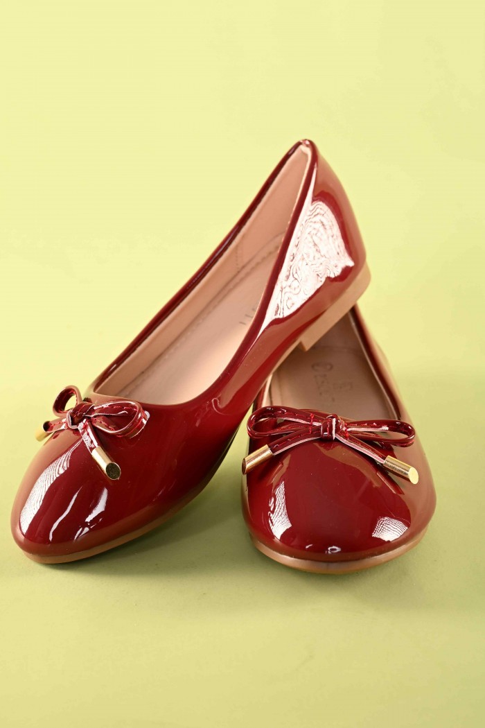 حذاء بناتي أحمر أنيق مزين بفيونكة بنهايات ذهبية – الموديل SH25102-R من Biscoti بسكوتي – فساتين بناتي أنيقة وفخمة