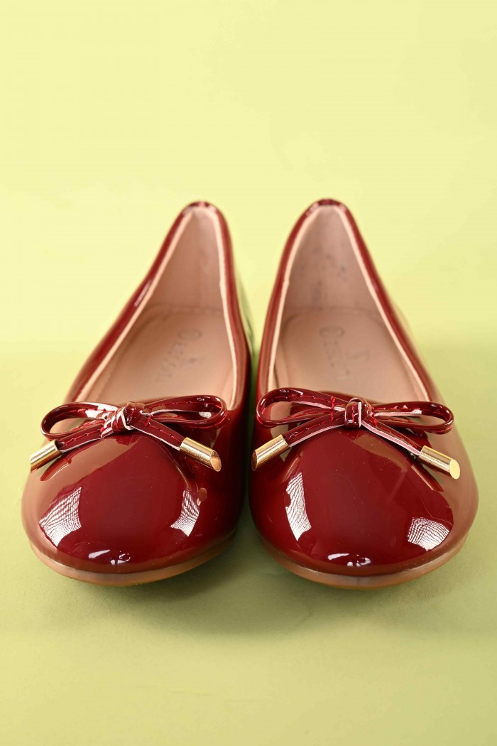 حذاء بناتي أحمر أنيق مزين بفيونكة بنهايات ذهبية – الموديل SH25102-R من Biscoti بسكوتي – فساتين بناتي أنيقة وفخمة