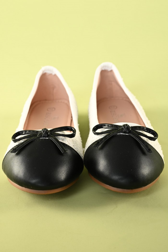 حذاء بناتي كلاسيكي أنيق باللون الأبيض مع مقدمة وفيونكة باللون الأسود – الموديل SH25103 من Biscoti بسكوتي – فساتين بناتي أنيقة وفخمة