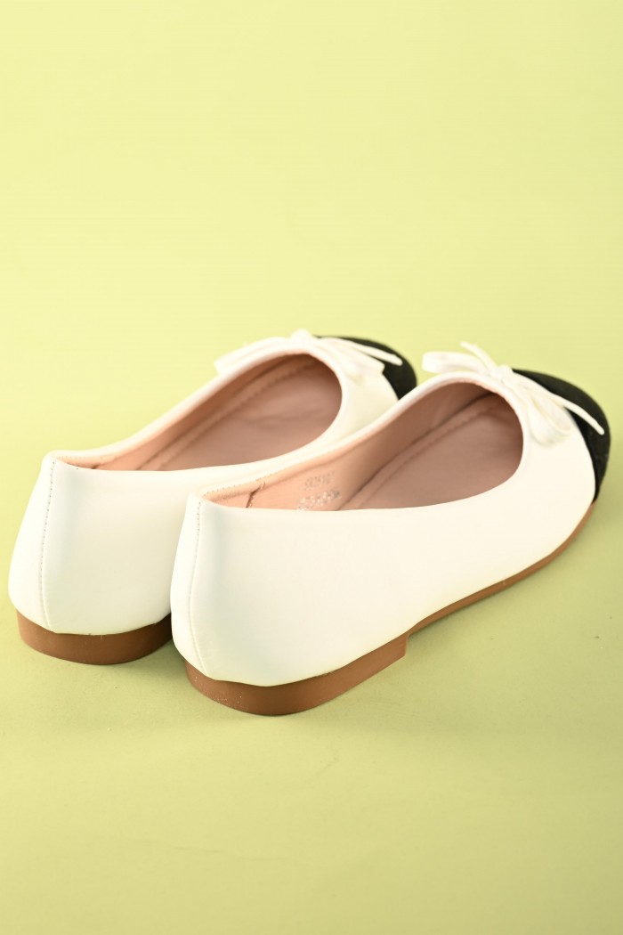 حذاء بناتي أنيق باللون الأبيض مع فيونكة جذابة ومقدمة سوداء – موديل SH25107 من Biscoti بسكوتي – فساتين بناتي أنيقة وفخمة