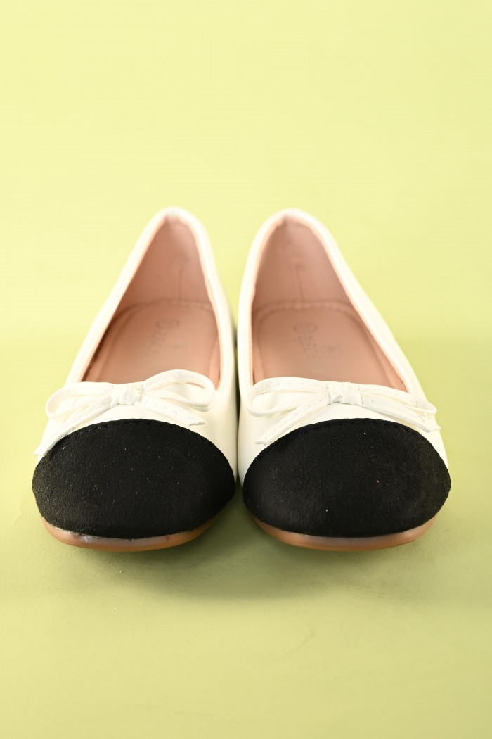 حذاء بناتي أنيق باللون الأبيض مع فيونكة جذابة ومقدمة سوداء – موديل SH25107 من Biscoti بسكوتي – فساتين بناتي أنيقة وفخمة