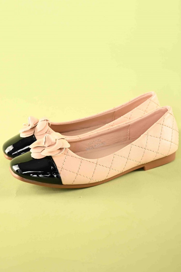 حذاء بناتي أنيق باللون اللحمي مع وردة جذابة ومقدمة سوداء – موديل SH25108-P من Biscoti بسكوتي – فساتين بناتي أنيقة وفخمة