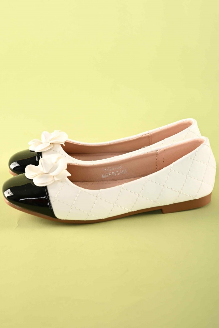 حذاء بناتي أنيق باللون الأبيض مع وردة جذابة ومقدمة سوداء – موديل SH25108-W من Biscoti بسكوتي – فساتين بناتي أنيقة وفخمة