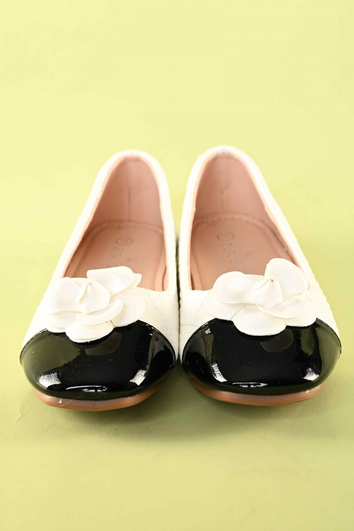 حذاء بناتي أنيق باللون الأبيض مع وردة جذابة ومقدمة سوداء – موديل SH25108-W من Biscoti بسكوتي – فساتين بناتي أنيقة وفخمة