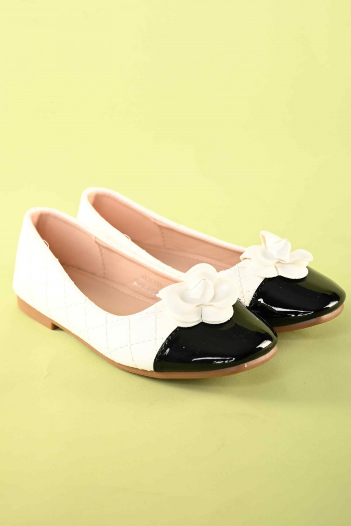 حذاء بناتي أنيق باللون الأبيض مع وردة جذابة ومقدمة سوداء – موديل SH25108-W من Biscoti بسكوتي – فساتين بناتي أنيقة وفخمة