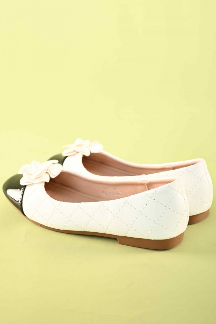 حذاء بناتي أنيق باللون الأبيض مع وردة جذابة ومقدمة سوداء – موديل SH25108-W من Biscoti بسكوتي – فساتين بناتي أنيقة وفخمة