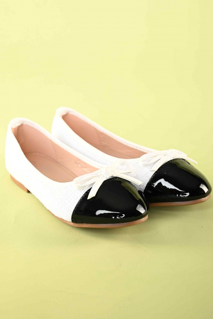 حذاء بناتي أنيق باللون الأبيض مع فيونكة جذابة ومقدمة سوداء – موديل SH25100-WHITE من Biscoti بسكوتي – فساتين بناتي أنيقة وفخمة