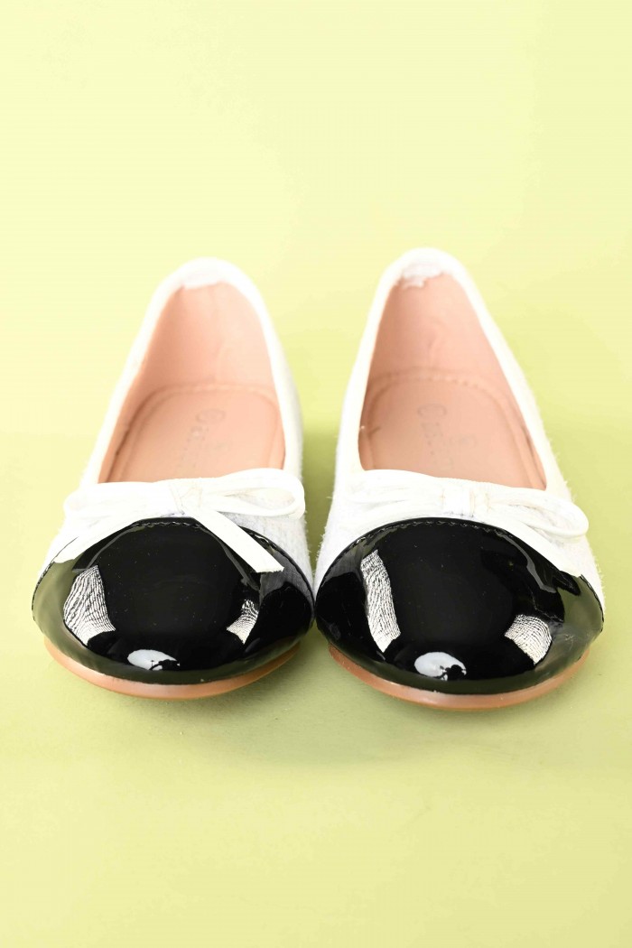 حذاء بناتي أنيق باللون الأبيض مع فيونكة جذابة ومقدمة سوداء – موديل SH25100-WHITE من Biscoti بسكوتي – فساتين بناتي أنيقة وفخمة