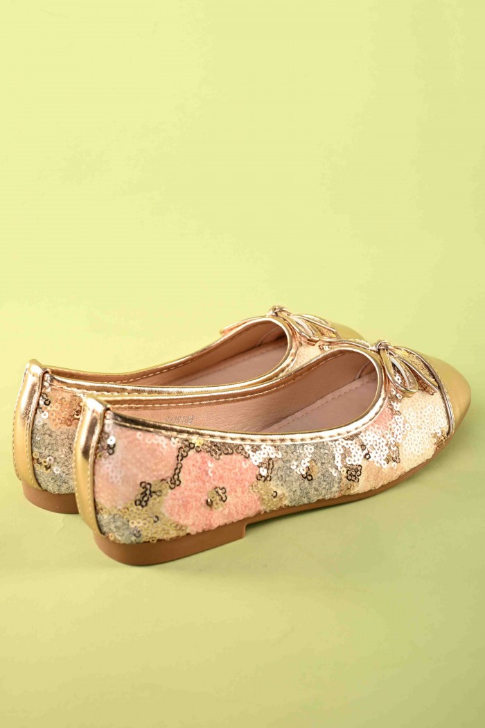 حذاء بناتي أنيق باللون ذهبي مع فيونكة جذابة  – موديل SH25109 من Biscoti بسكوتي – فساتين بناتي أنيقة وفخمة