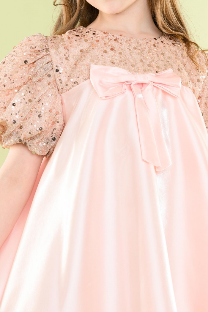 فستان لحمي بأكمام وصدر مزين بالترتر مع فيونكة أنيقة – AN25016 من Biscoti بسكوتي – فساتين بناتي أنيقة وفخمة